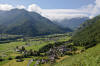 Photo d'un paysage montrant une valle entoure de montagnes boises.